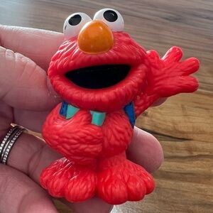 Hasbro -2010 Sesame Street Elmo with Backpack Chunky Figure- 3 In…95 Cake Topper